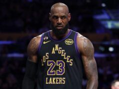 LeBron James va ad arbitro dopo la mancata chiamata di Jokic alla partita dei Lakers e dei Nuggets