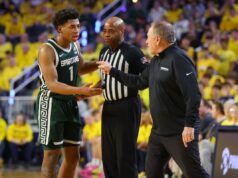 Tom Izzo del Michigan State affronta un calcio Jeremy Fierce su un giocatore del Michigan