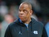 I fan dell’UNC vogliono che Hubert Davis venga licenziato dopo le ricadute di March Madness