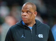 I fan dell’UNC vogliono che Hubert Davis venga licenziato dopo le ricadute di March Madness