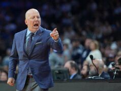 Mick Cronin dell’UCLA si sta prendendo gioco di una richiesta di 5 milioni di dollari dopo la perdita dell’UConn