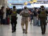 Gli agenti dell’ICE sono schierati all’aeroporto tra enormi linee di sicurezza