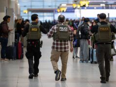 Gli agenti dell’ICE sono schierati all’aeroporto tra enormi linee di sicurezza