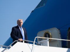 Donald Trump firma un disegno di legge per rinominare l’aeroporto dopo aver scatenato una reazione online