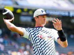 Tom Brady mostra uno straordinario atletismo lanciando il primo touchdown dal 2023