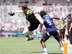 Joe Barrow si abbassa i pantaloni durante l’evento di flag football