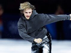 Ilya Malinin in jeans – esegue mosse di pattinaggio artistico sbalorditive