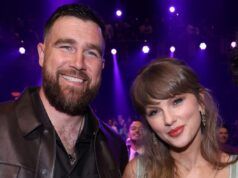 Taylor Swift bacia Travis Kelce dopo aver vinto gli iHeartRadio Music Awards