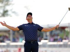 Gary Woodland piange dopo la vittoria dello Houston Open 2023 dopo un intervento chirurgico al cervello