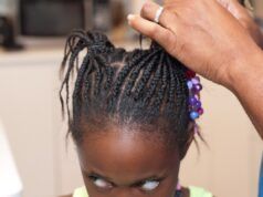 Mamma elogiata per non aver lasciato pettinare l’ex figlia: ‘danno permanente’