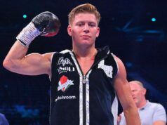 Giorgio Visioli guarda la card di Mayweather x Pacquiao 2