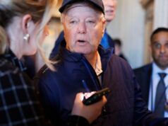 Lindsey Graham reagisce dopo che le sue foto sono state mostrate a Disney World