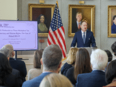 La FSU ospita l’ex ambasciatore degli Stati Uniti, che ha elogiato la scuola per aver diffuso la democrazia