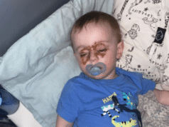 La mamma controlla i bambini di notte per vedere se ci sono strani segni sugli occhi, poi se ne rende conto