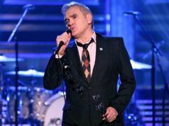 Morrissey cancella il concerto perché ha dormito troppo dopo una notte all’Hotel ‘Hell’