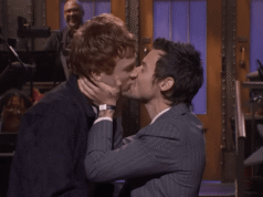 Harry Styles bacia la star di “SNL” dopo la reazione “queerbitante”.