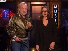 Tina Fey uccide come prima conduttrice di “SNL UK”, dice al pubblico britannico di averlo fatto perché “nessuno di voi stronzi lo farebbe”