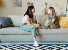 Quando e come parlare di anticoncezionale agli adolescenti, secondo i pediatri