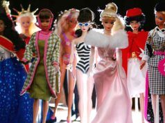 I fan rallentano lo “straziante” disastro della convention del Barbie Dream Fest con l’esperienza “Ritaglio di cartone”.