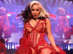 Cardi B si scusa per aver scompigliato i capelli della fan e aver gettato acqua