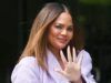 Il taglio di capelli smussato di Chrissy Teigen ispirerà il tuo look primaverile