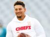 Patrick Mahomes con cappello da cowboy, foto in bronzo del figlio di Brittany Mahomes