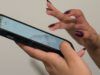 Unghie lunghe contro touchscreen: questo smalto può aiutare