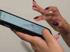 Unghie lunghe contro touchscreen: questo smalto può aiutare