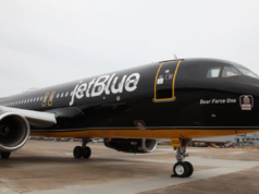 Mentre si imbarca su un aereo passeggeri nel caos del viaggio, rimane scioccato nel vedere l’aereo arrivare in volo