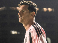 Un tifoso investe Messi durante un’invasione di campo