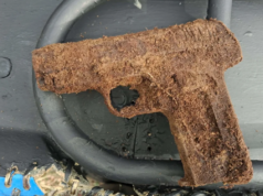 Un uomo tira fuori per la prima volta un metal detector: fa una scoperta fatale