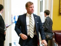 Il senatore repubblicano Tim Sheehy si è unito alla polizia per allontanare fisicamente il manifestante dall’udienza