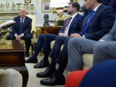 Trump conferma di regalare scarpe eleganti: “Non voglio che i membri del mio gabinetto indossino scarpe da ginnastica”