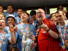 Stephen Bunting sorprende le star di Coventry City e si unisce ai festeggiamenti per il titolo