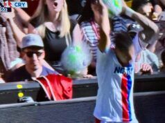 Un tifoso del Liverpool lancia una palla in testa a Daniel Muñoz mentre la controversia sul gol esplode