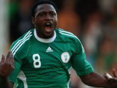 Il 40enne ex attaccante della Nazionale crolla e muore sull’erba mentre rende omaggio a ‘The Tank’