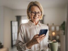 Lo smartphone Samsung EZology aiuta gli anziani a rimanere in contatto con il mondo digitale