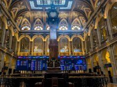 La capra di montagna esita all’inizio di una settimana folle