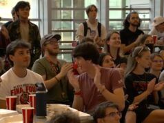 Gli studenti della NC State applaudono al lancio di Artemis II durante la festa di osservazione