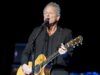 Lindsey Buckingham, ex membro dei Fleetwood Mac, è stata attaccata con una sostanza sconosciuta da una donna a Santa Monica, in California