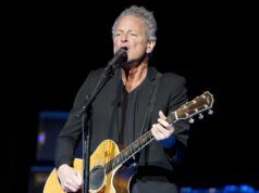 Lindsey Buckingham, ex membro dei Fleetwood Mac, è stata attaccata con una sostanza sconosciuta da una donna a Santa Monica, in California