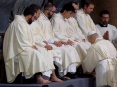 Papa Leone XIV ripropone la lavanda dei piedi dei sacerdoti nel Giovedì Santo, secondo la tradizione inclusiva di Francesco