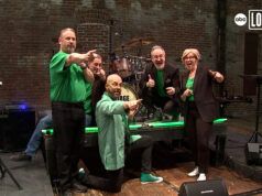 Chimica accattivante: il musicista della Pennsylvania canta sulla tavola periodica degli elementi