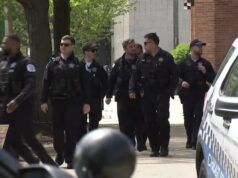 Due agenti di polizia sono rimasti feriti, uno in modo grave, in una sparatoria all’Endeavour Health Swedish Hospital di Chicago, hanno detto le autorità.