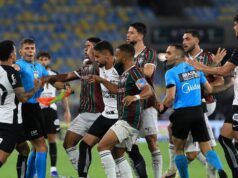 L’ex stella del Liverpool espulso per gesto osceno dopo l’intervento del VAR