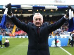 L’allenatore vincitore della Premier League muore mentre il club “devastato” pianifica un tributo speciale