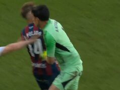 Lo scontro della Liga 2 esplode in una grande rissa quando il portiere sferra un pugno e tre vengono espulsi