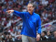L’allenatore del Kansas Bill Self torna per la stagione 2026-27