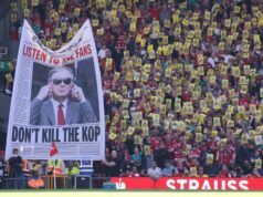 I tifosi del Liverpool colorano di giallo Anfield per protestare contro l’avido aumento dei prezzi dei biglietti