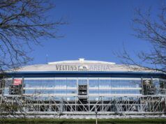 Un addetto alle pulizie trova un cadavere nei bagni di uno stadio di calcio giorni dopo l’ultima partita